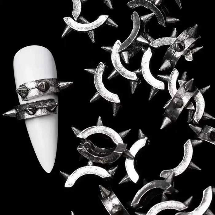 Rivets d'art d'ongle en métal punk-décorations d'ongles gothiques fendues