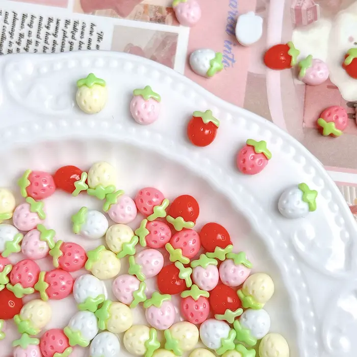 Breloques pour ongles en résine de fraise