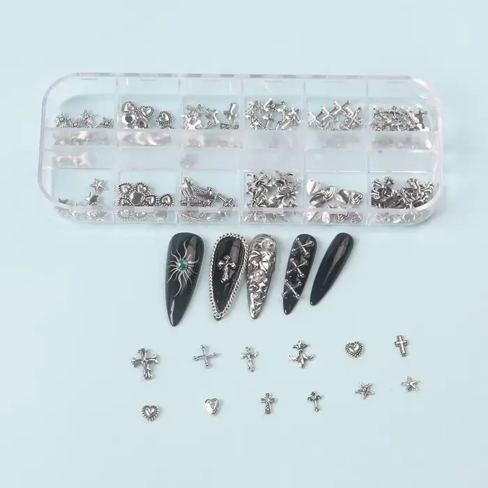 12 grilles mixtes 3D Punk argent coeur croix métal manucure décoration d'ongles rétro conception différente