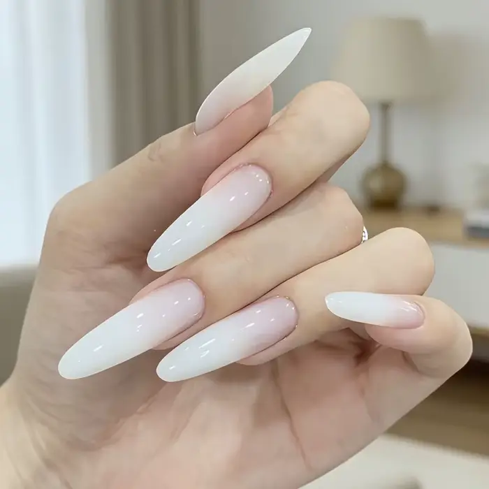 Vernis à ongles blanc laiteux, texture lisse, application facile, couvrance uniforme, fini translucide et doux, formule à séchage rapide, Hig