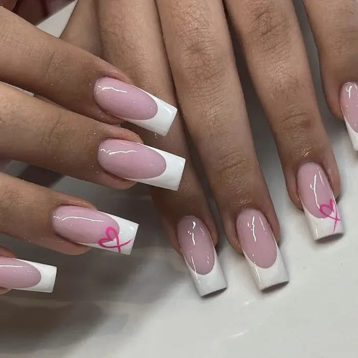 Faux ongles courts avec motif de feuille de Rose pressés
