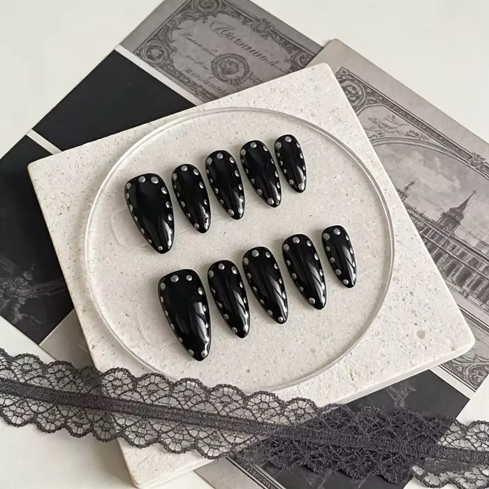 10 faux ongles noirs faits à la main