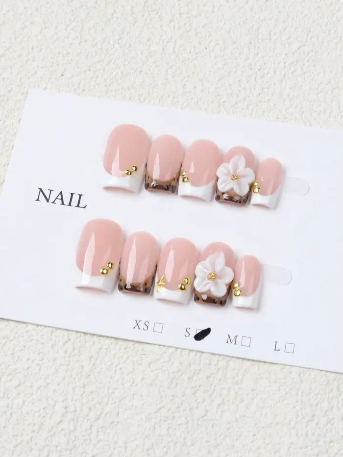 Ensemble de 10 faux ongles courts carrés rose nude style français