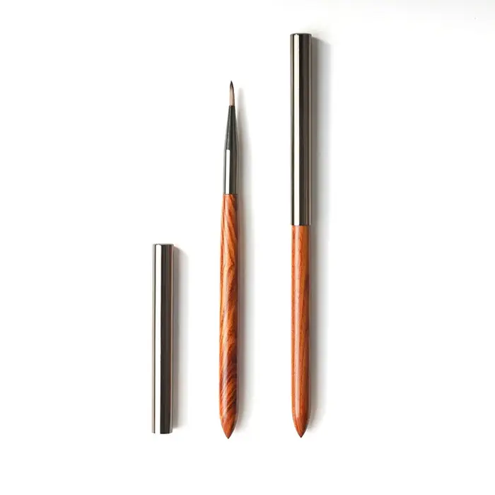 Brosse à ongles avec manche en bois et Nylon souple