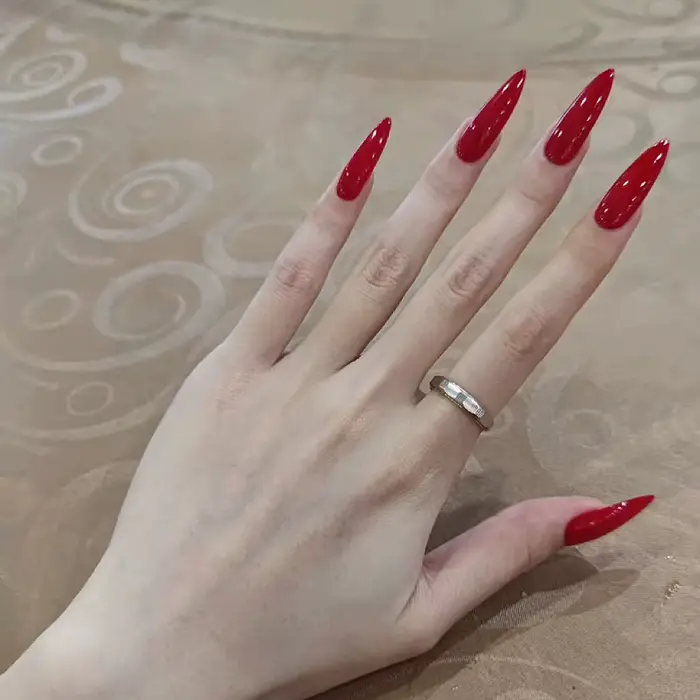 Faux ongles longs et pointus