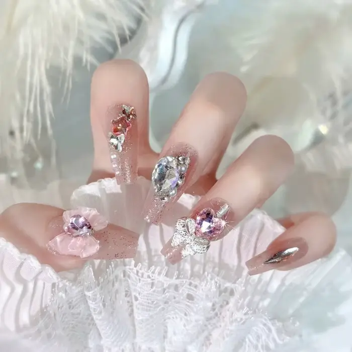 Faux ongles rose poudré avec nœud