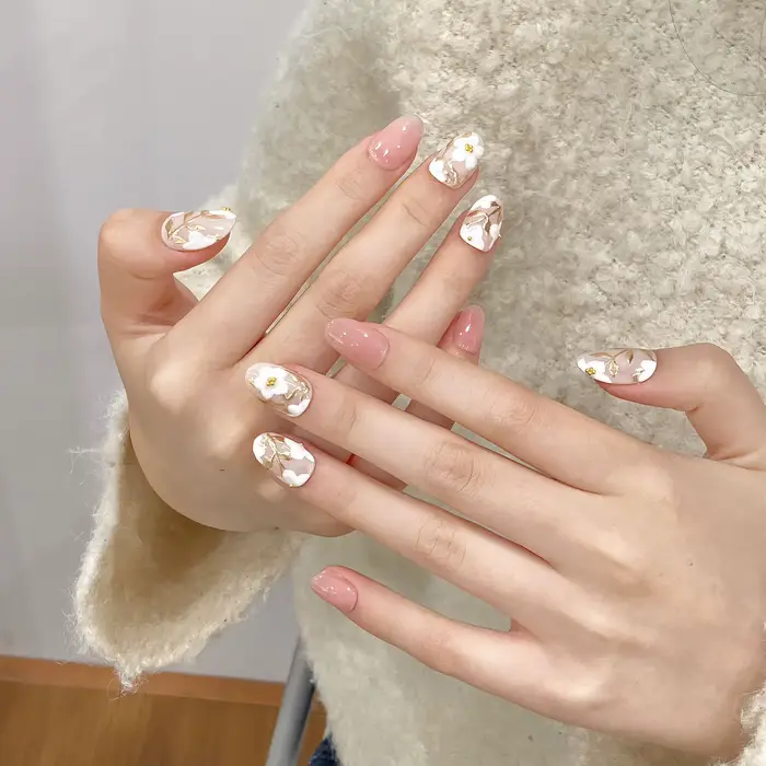 Faux ongles courts et ronds faits à la main pour femmes, patchs à fleurs blanches, rose brillant, rose nude doux, portable, N64.