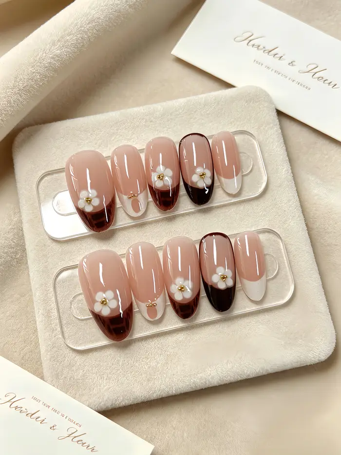 10 faux ongles courts en forme d'amande, couleur nude abricot brun, avec un motif léopard blanc et m