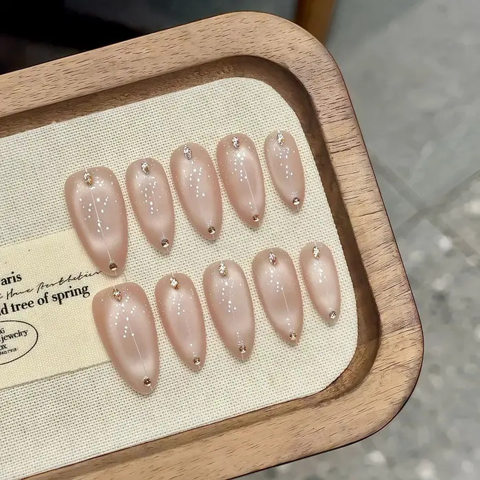 Presse faite à la main sur les ongles Ins Simple nu rose oeil de chat faux