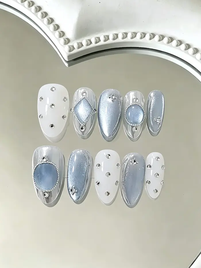 10 faux ongles en forme d'amande, manucure ornée de strass saphir effet givré, manucure cool et exquise de style ins, manucure luxueuse pour les fêtes et les séances photo.