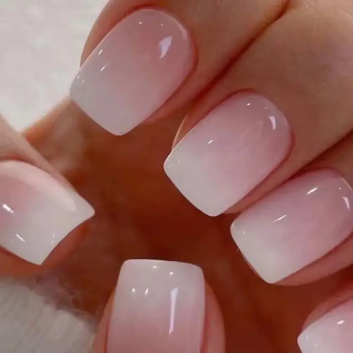 24 faux ongles carrés simples avec design nude