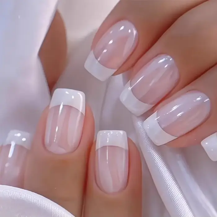 Faux ongles courts et moyens pour femmes et filles, style français minimaliste avec bordure blanche,