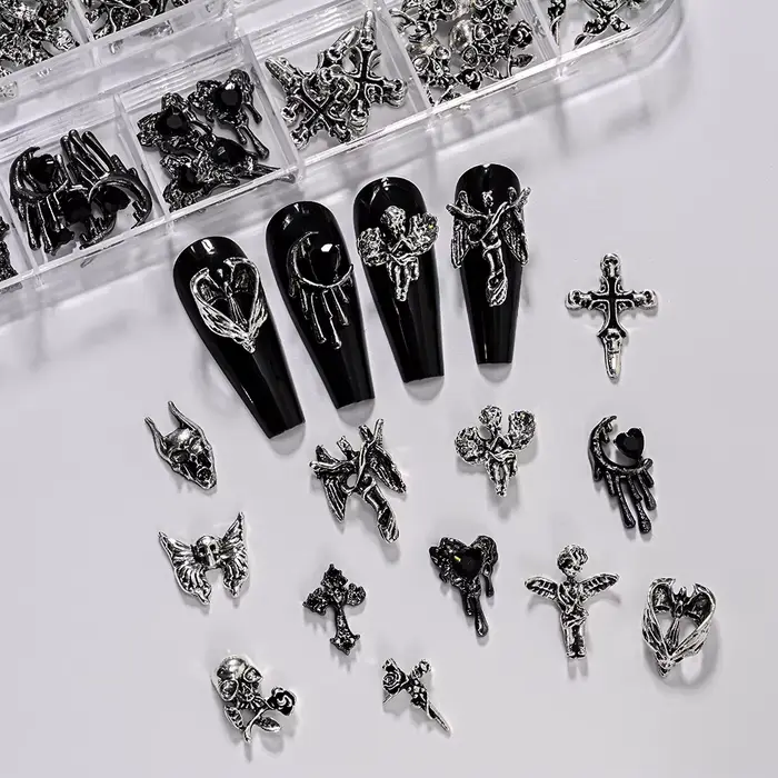 12 Grille 3D Halloween Punk rétro alliage croix ongles breloques Y2k gothique métal pistolet noir argent crâne