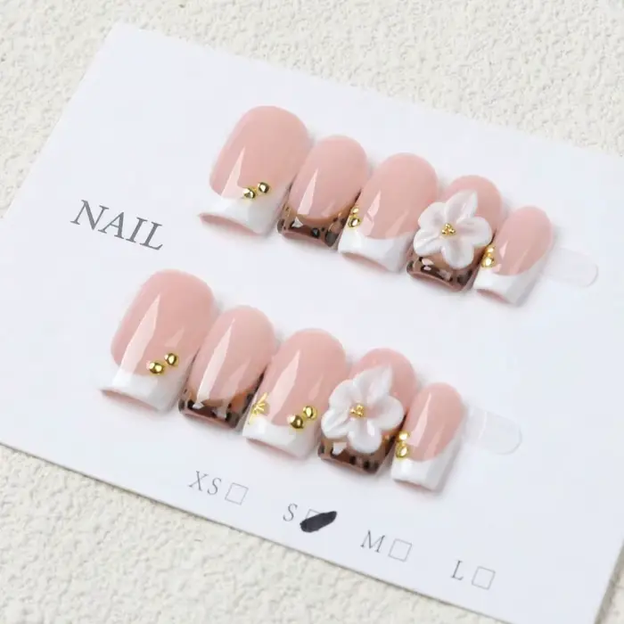 Ensemble de 10 faux ongles courts carrés rose nude style français, style Sweet Girl, décorés de fleu