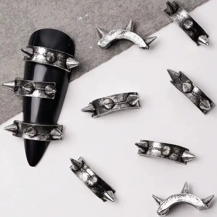 30 pièces nouveau foncé et Cool Y2K Punk Style métal lourd rétro Rivet alliage Nail Art accessoires avec breloque Design artistique
