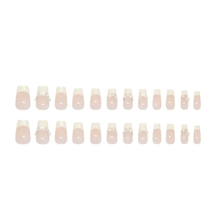 Faux ongles courts en press-on jaune crème style ballerine avec perles blanches et strass