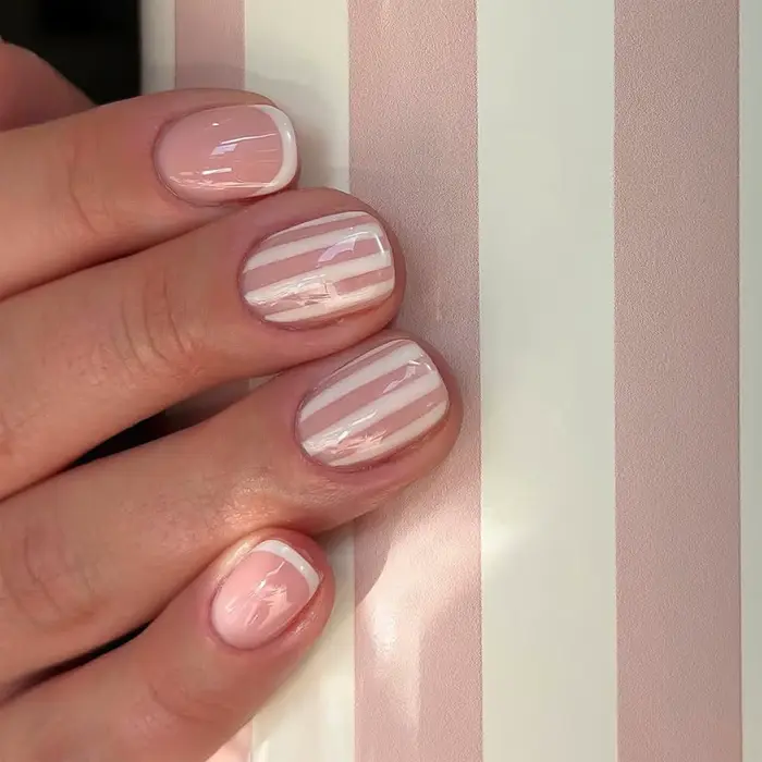 24 faux ongles courts carrés blancs simples à presser, style French, avec rayures, couleur unie, dég