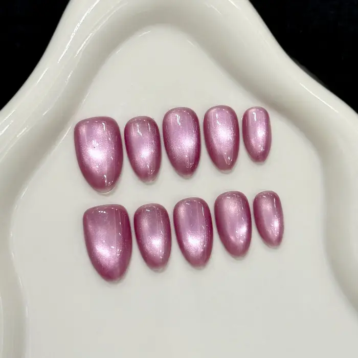 Faux ongles courts en amande œil de chat rose
