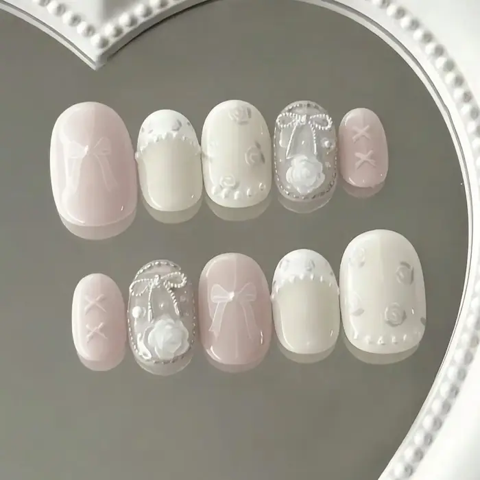 10 faux ongles courts ovales roses et blancs, style ballet, avec roses 3D, nœuds et perles, contrast