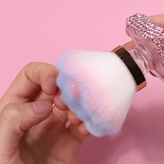 Brosse à poussière pour ongles ornée de strass