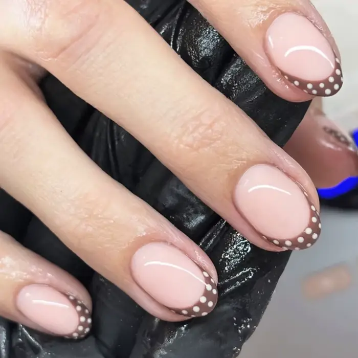 Blanc rond point à pois français brun Nail Art court