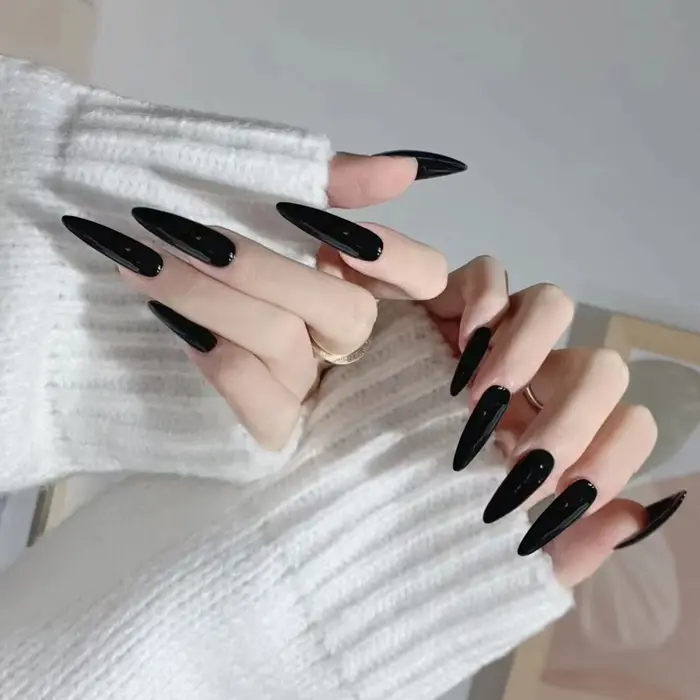 24 faux ongles noirs en résine à pointe