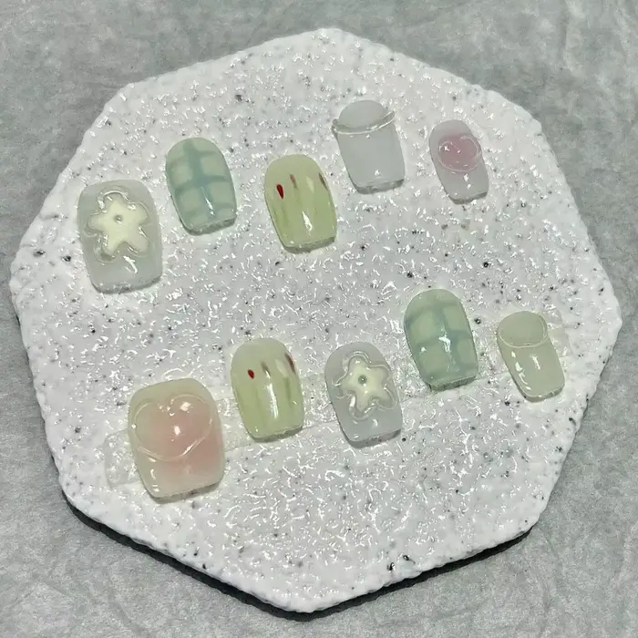 Fleur de printemps mignon courte à la main presse sur les ongles dopamine