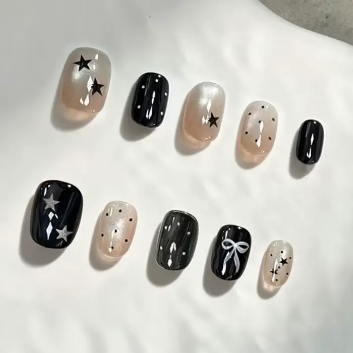 10 faux ongles courts ovales de style français à presser – Motifs simples à rayures colorées et étoiles