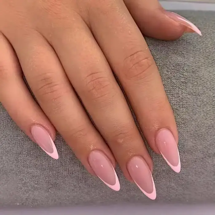Faux ongles français en amande avec colle