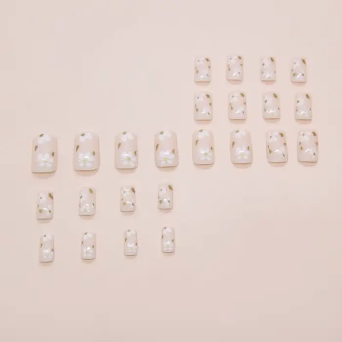 Ensemble complet de 24 faux ongles carrés courts