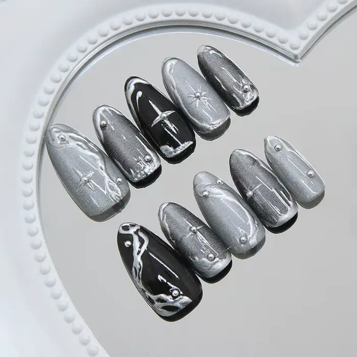 24 faux ongles noirs Y2K longs avec design tête d'amande
