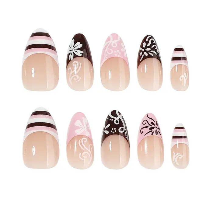 Pointes d'ongles rayées de style français