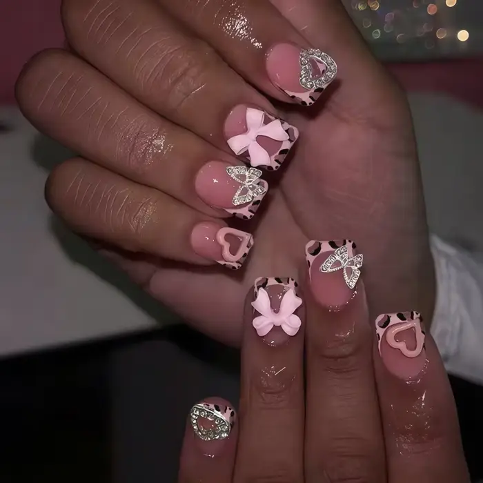 24 paires de faux ongles de style minimaliste en forme d'amande à la française, élégants et simples, avec une touche de charme tendance.