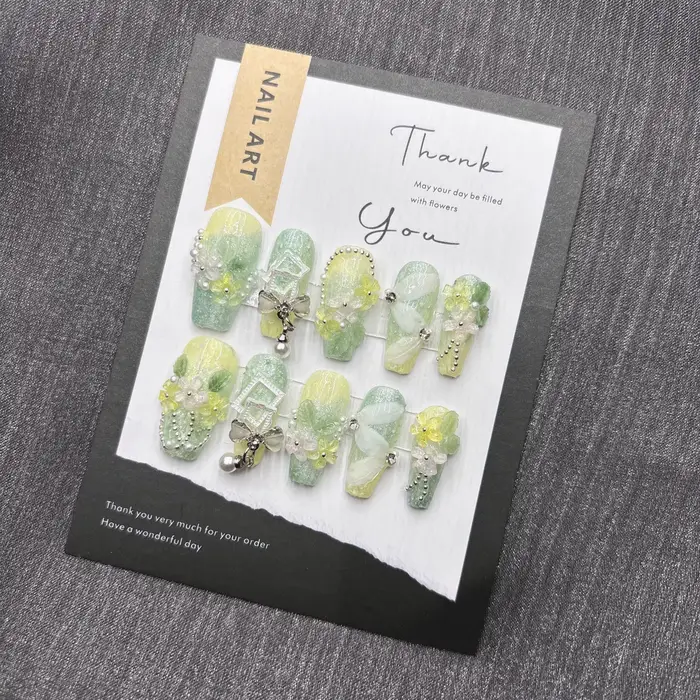 Clous à pression floraux verts doux d'inspiration naturelle avec botaniques en soie flexibles et détails métalliques