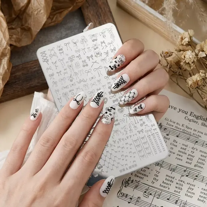 Plaque de tamponnage pour ongles à motif rayé