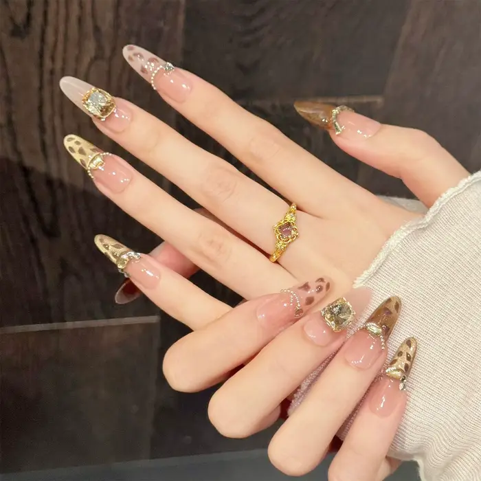 10 faux ongles marron imprimé léopard avec strass