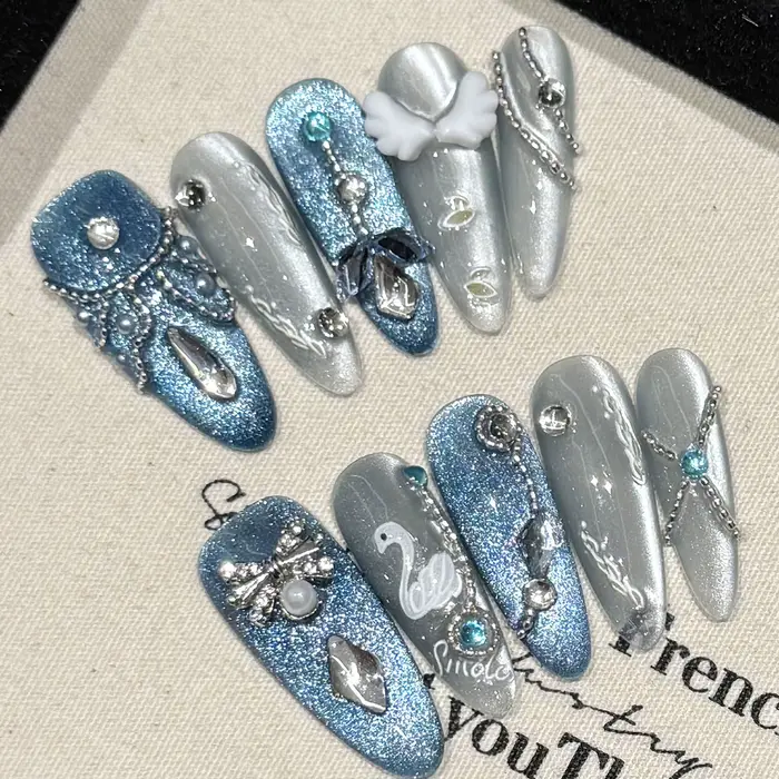 Faux ongles en forme de cygne blanc