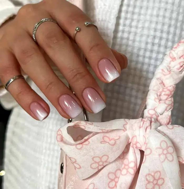 Faux ongles à pression ombrés rose à blanc pour femmes