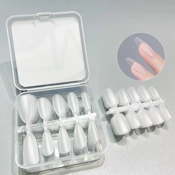 Faux ongles courts en amande givrée
