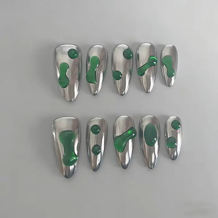 Faux ongles en forme d'amande faits à la main