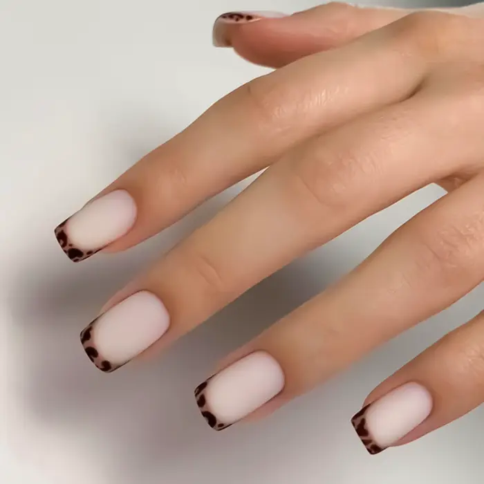Faux ongles noirs d'amande mats