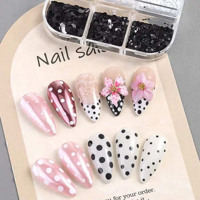Accessoires de nail art à pois noirs et blancs scintillants
