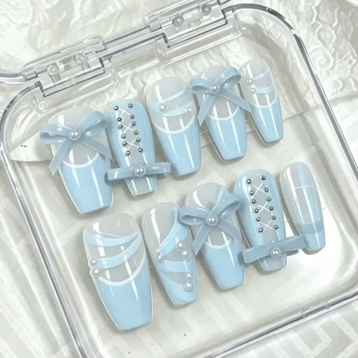 10 faux ongles trapézoïdaux mi-longs, coloris bleu et blanc frais style ballet, avec décorations 3D 