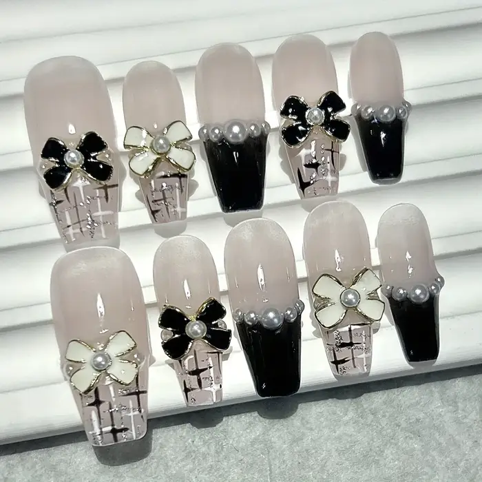 Faux ongles de luxe avec nœud en perles