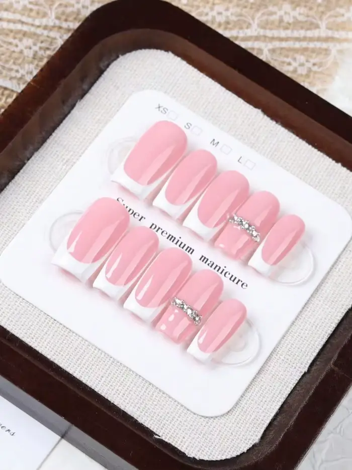 10 ongles rectangulaires de longueur moyenne, faits à la main, manucure française rose et blanche mi