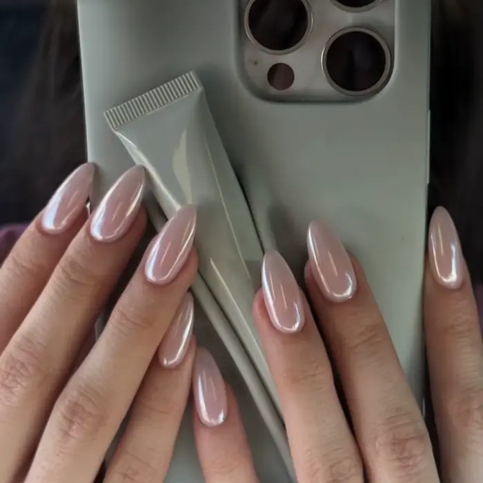 24 faux ongles en acrylique rose scintillant Aurora, courts, forme amande, motifs français minimalistes et élégants, amovibles, à couverture complète
