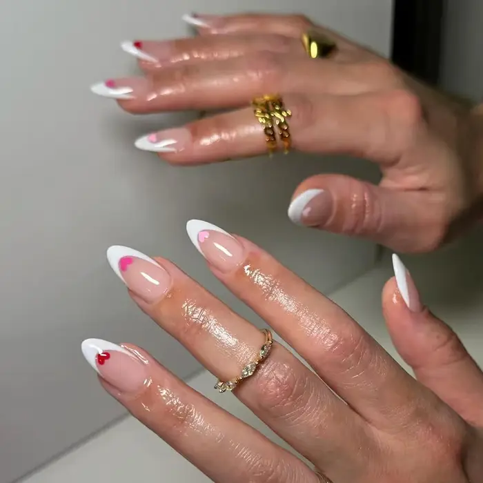 24 pièces par ensemble. Ongles courts ovales blancs en forme de cœur