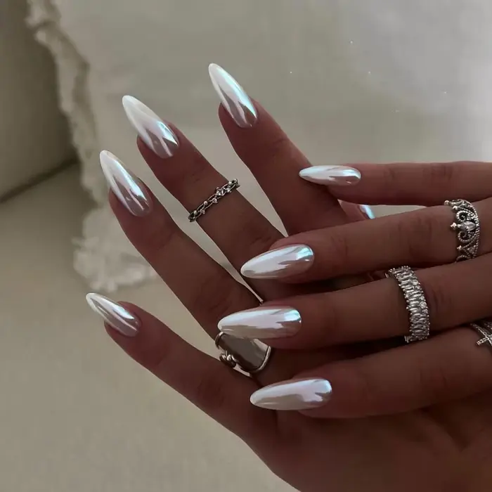 Faux ongles carrés courts brillants nacrés bleus unis pour l'été