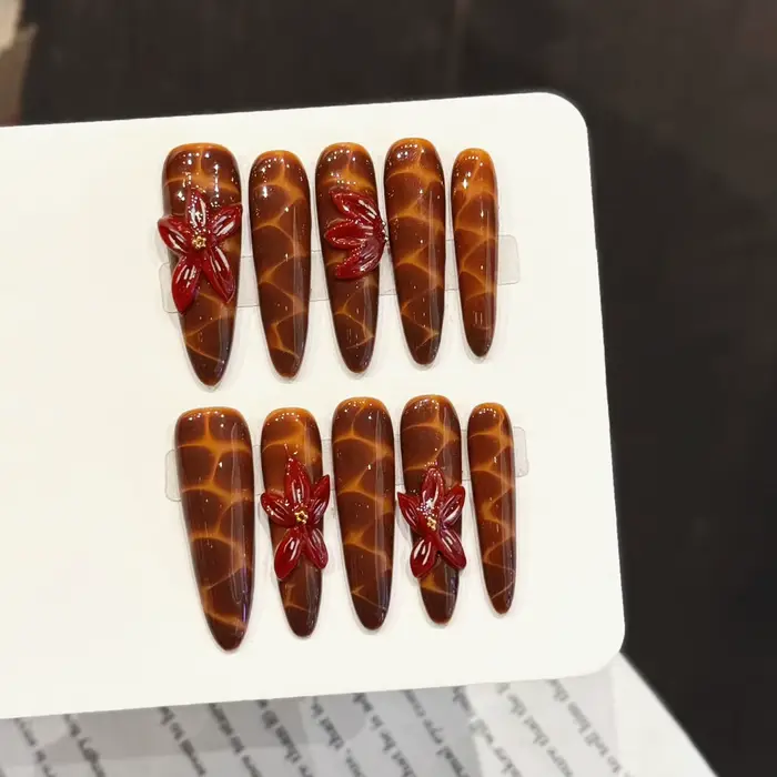Faux ongles faits main avec motif craquelé marron-orange, décor floral 3D, à presser, style amande v