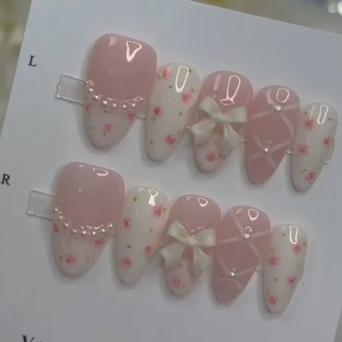 10 pièces de faux ongles à presser faits main, courts, en amande, style français, avec perles florales et nœuds, pour un look Y2K, 'hot girl', 'cute girl', 'balletcore', minimaliste et polyvalent.